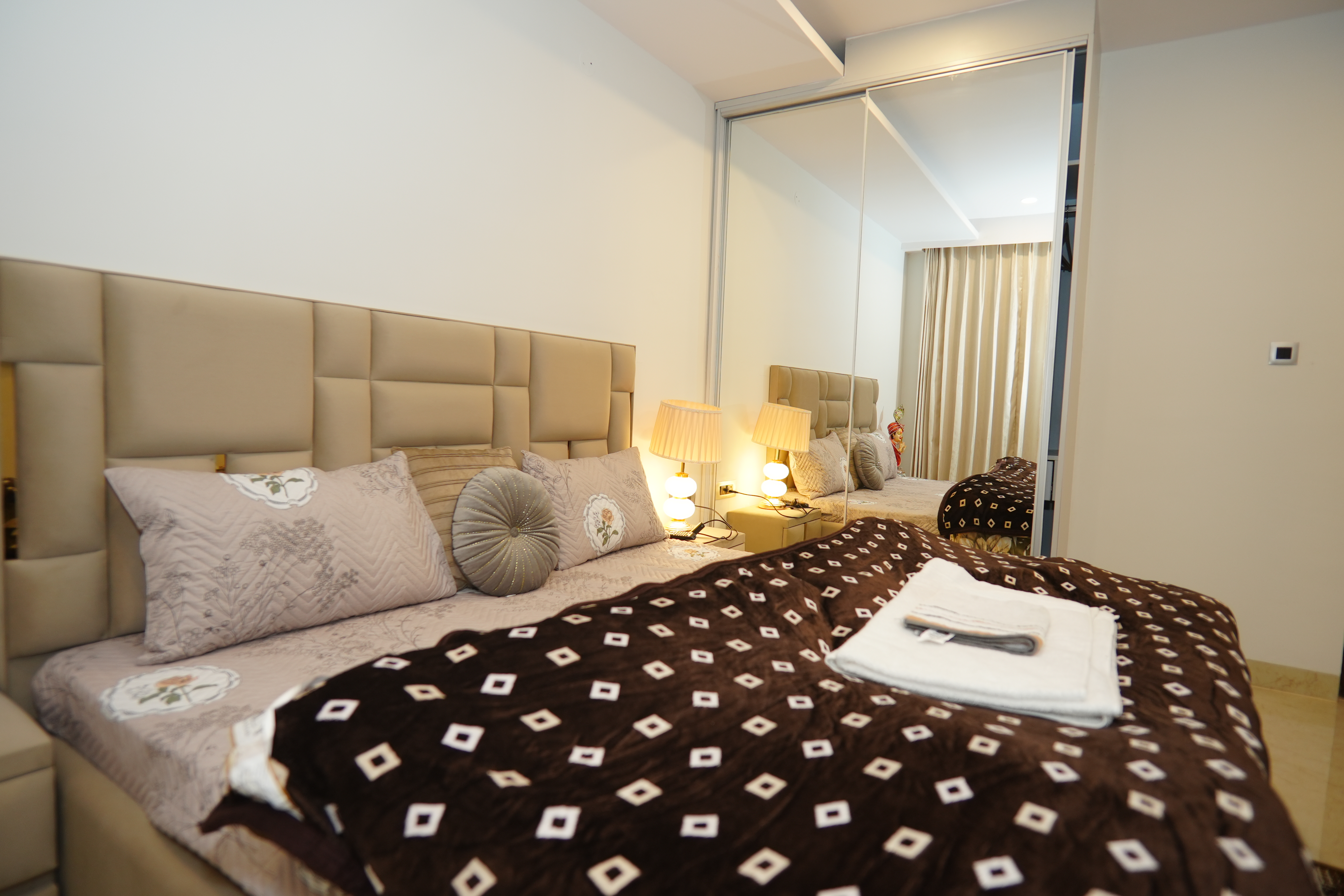 Most Booked → Luxury 2 BHK Suite - Image 3