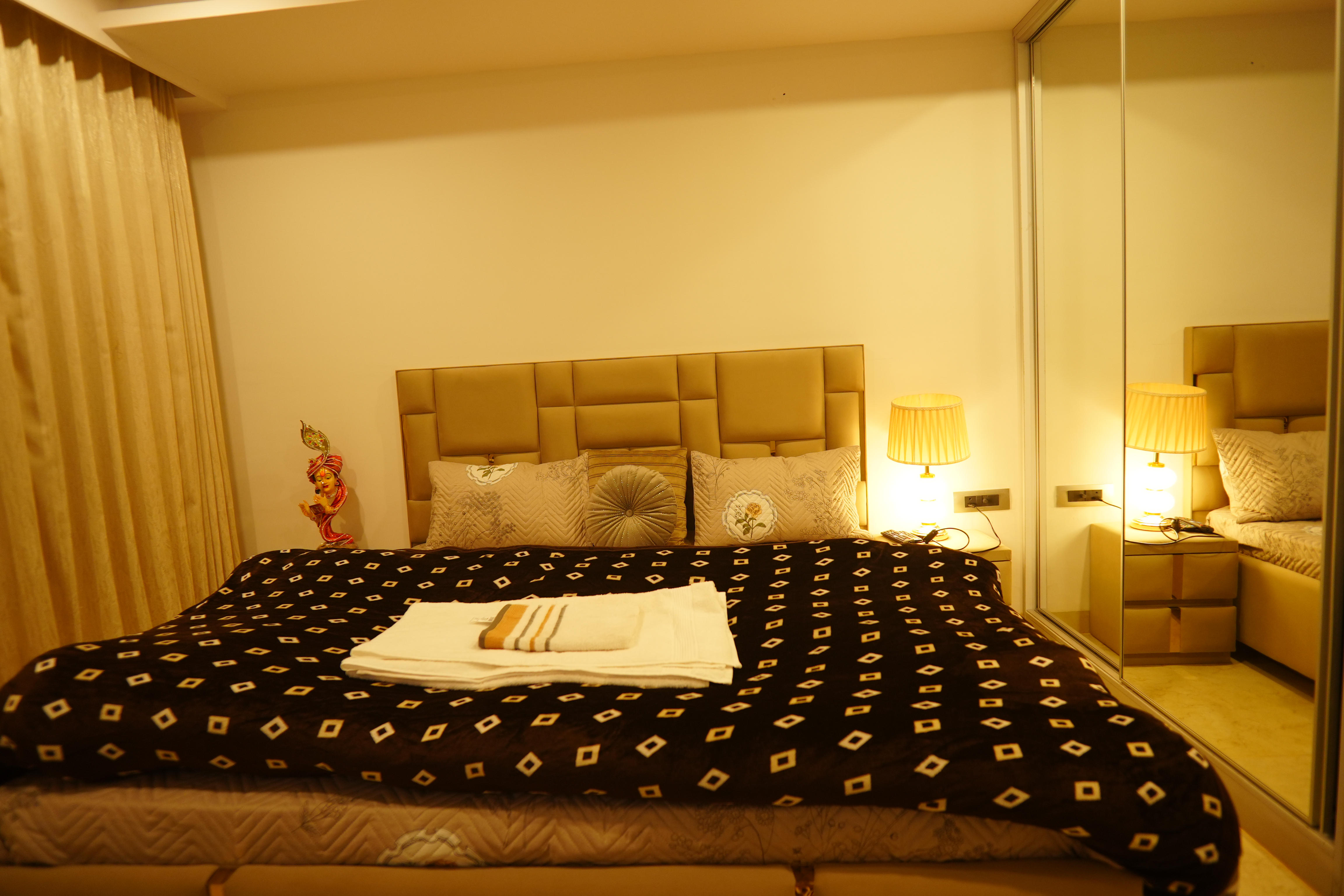 Most Booked → Luxury 2 BHK Suite - Image 4